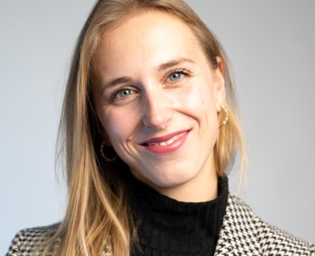 TUM Alumna und Mentorin Anna Hart (M.Sc. Management 2019); Foto: JonStudio
