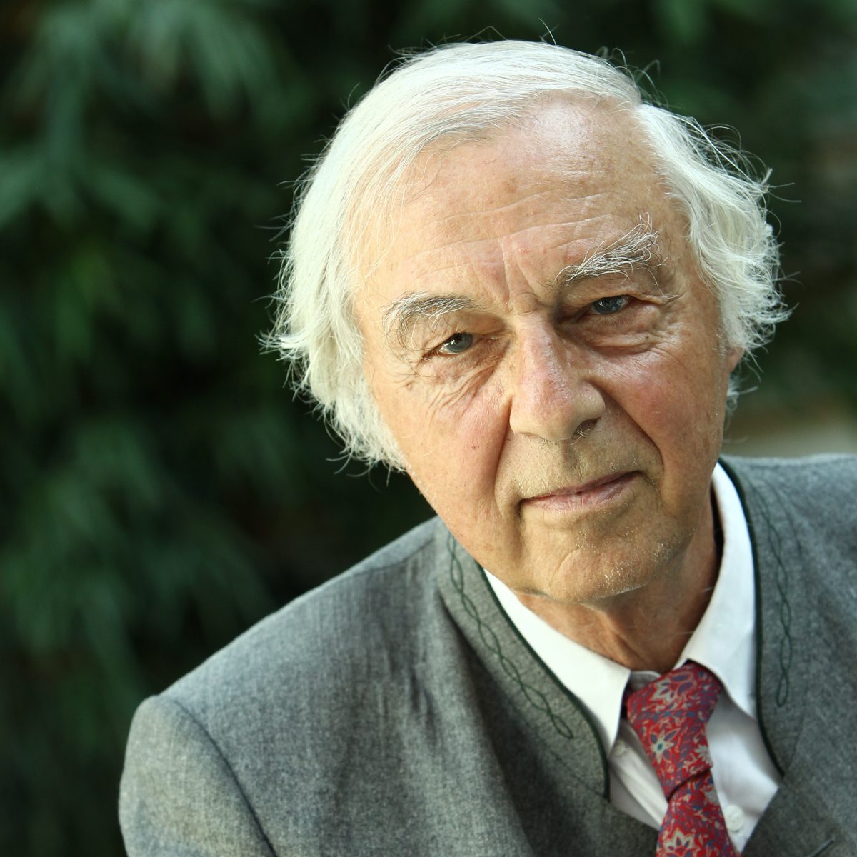 Portrait photograph of Professor Robert Huber.