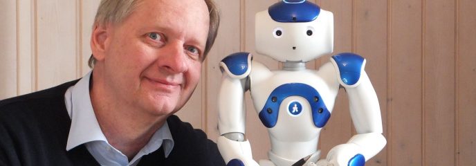 Dr. Ulrich Eberls mit seinem Hausroboter Nao Bluestar