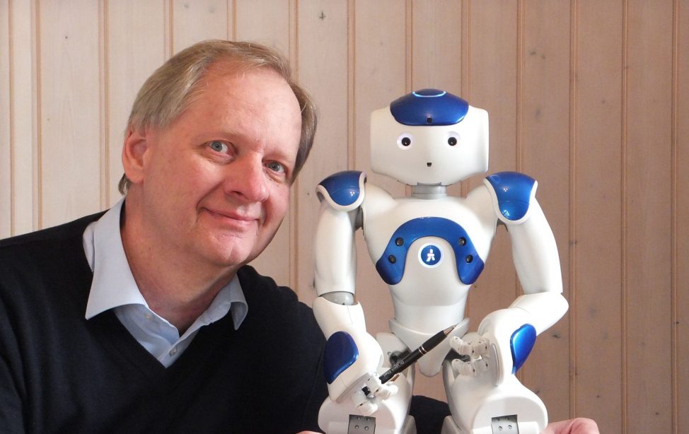 Dr. Ulrich Eberls mit seinem Hausroboter Nao Bluestar