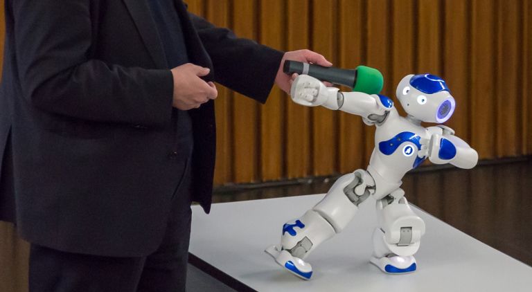 Roboter Nao Bluestar bei einem Schülervortrag