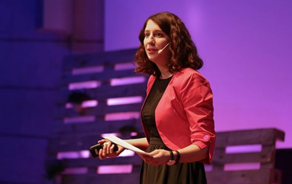 TUM Alumna und TEDxTUM-Organisatorin Dora Dzvonyar.