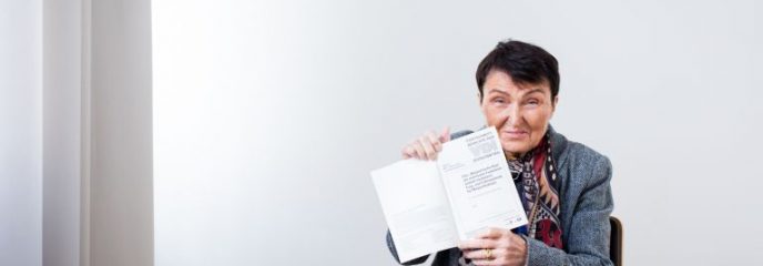 Eveline Gottzein mit Ihrer Doktorarbeit