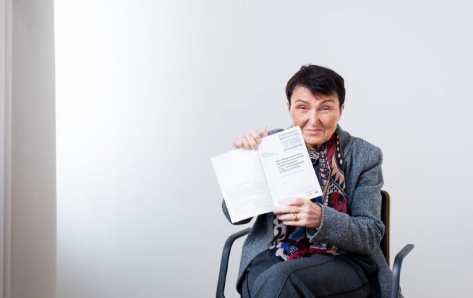 Eveline Gottzein mit Ihrer Doktorarbeit