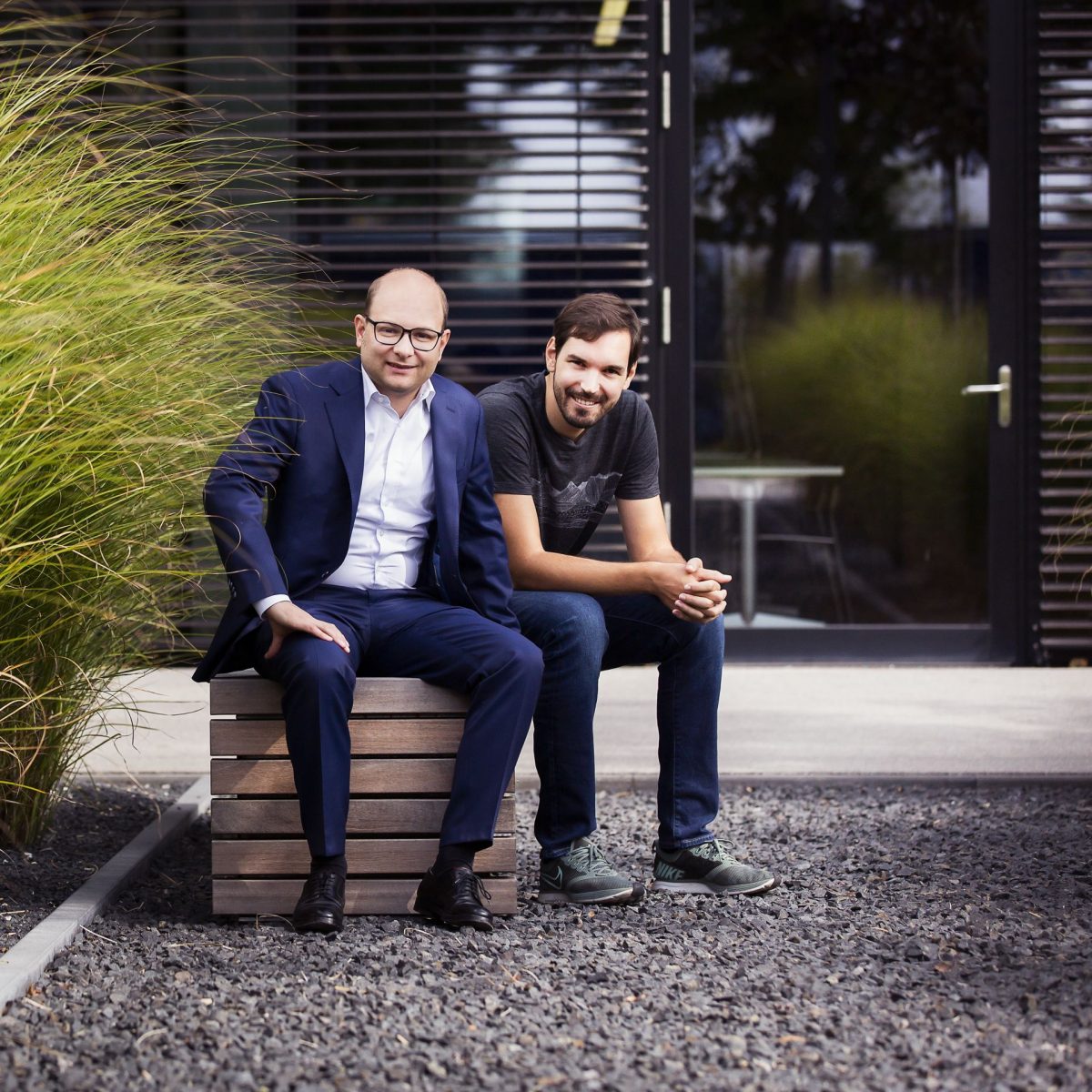 Porträt der TUM Alumni Bastian Nominacher (l.) und Martin Klenk.