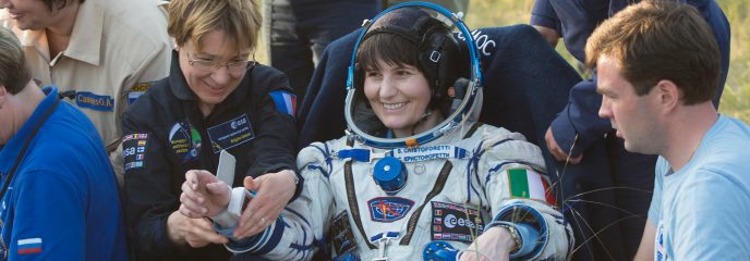 Astronautin Samantha Cristoforetti kurz nach der sicheren Landung auf der Erde (Bild: ESA/NASA).