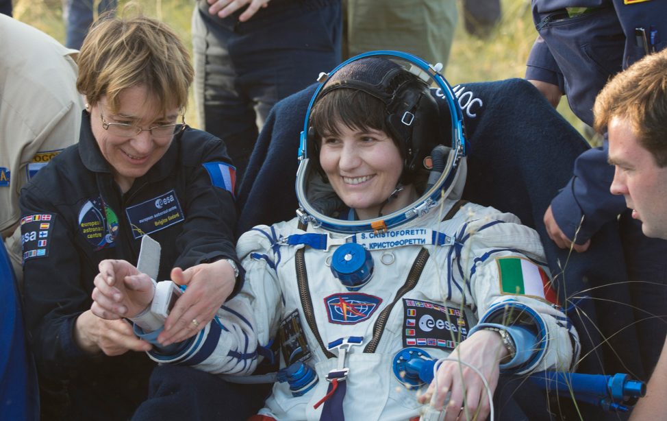 Astronautin Samantha Cristoforetti kurz nach der sicheren Landung auf der Erde (Bild: ESA/NASA).