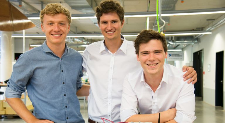 Jakob Sturm mit den TUM Alumni Felix Harteneck und Clemens Techmer - Gründern des Start-ups ParkHere.