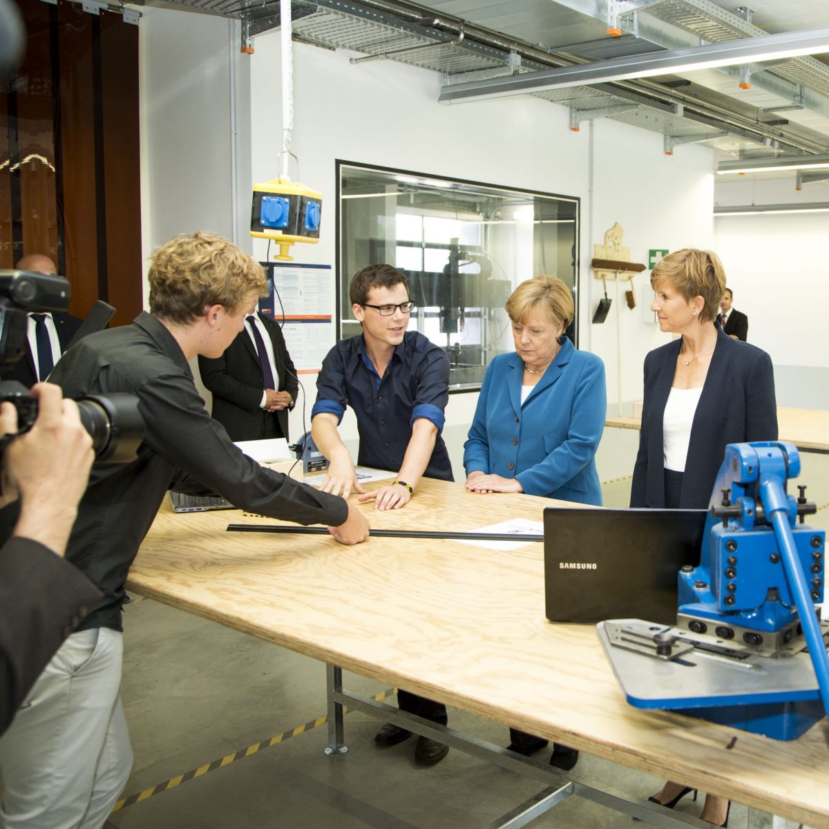German chancellor Angela Merkel and entrepreneur Susanne Klatten (r.) tested sensors designed by ParkHere during a visit to TUM’s Entrepreneurship Center and UnternehmerTUM.