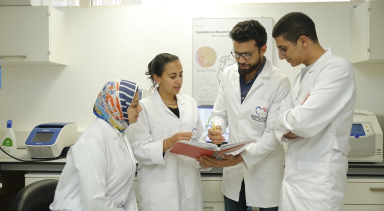 Gemeinsam bauen die beiden Schwestern ein Forschungszentrum an der Herzklinik in Assuan im Süden von Ägypten auf.
