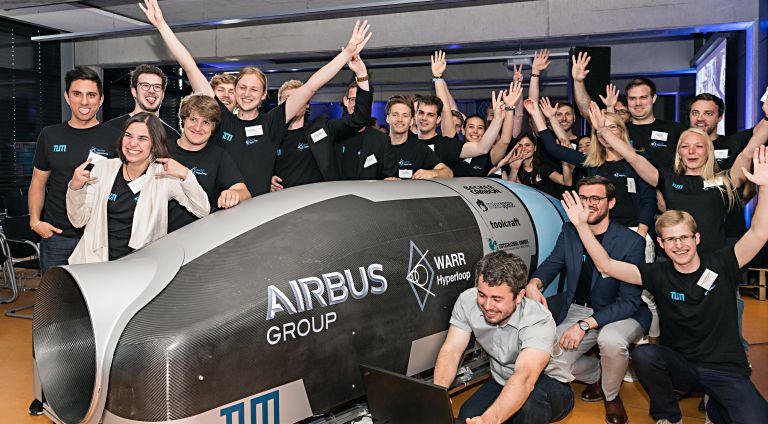 Hyperloopteam mit TUM Alumna Mariana Avezum