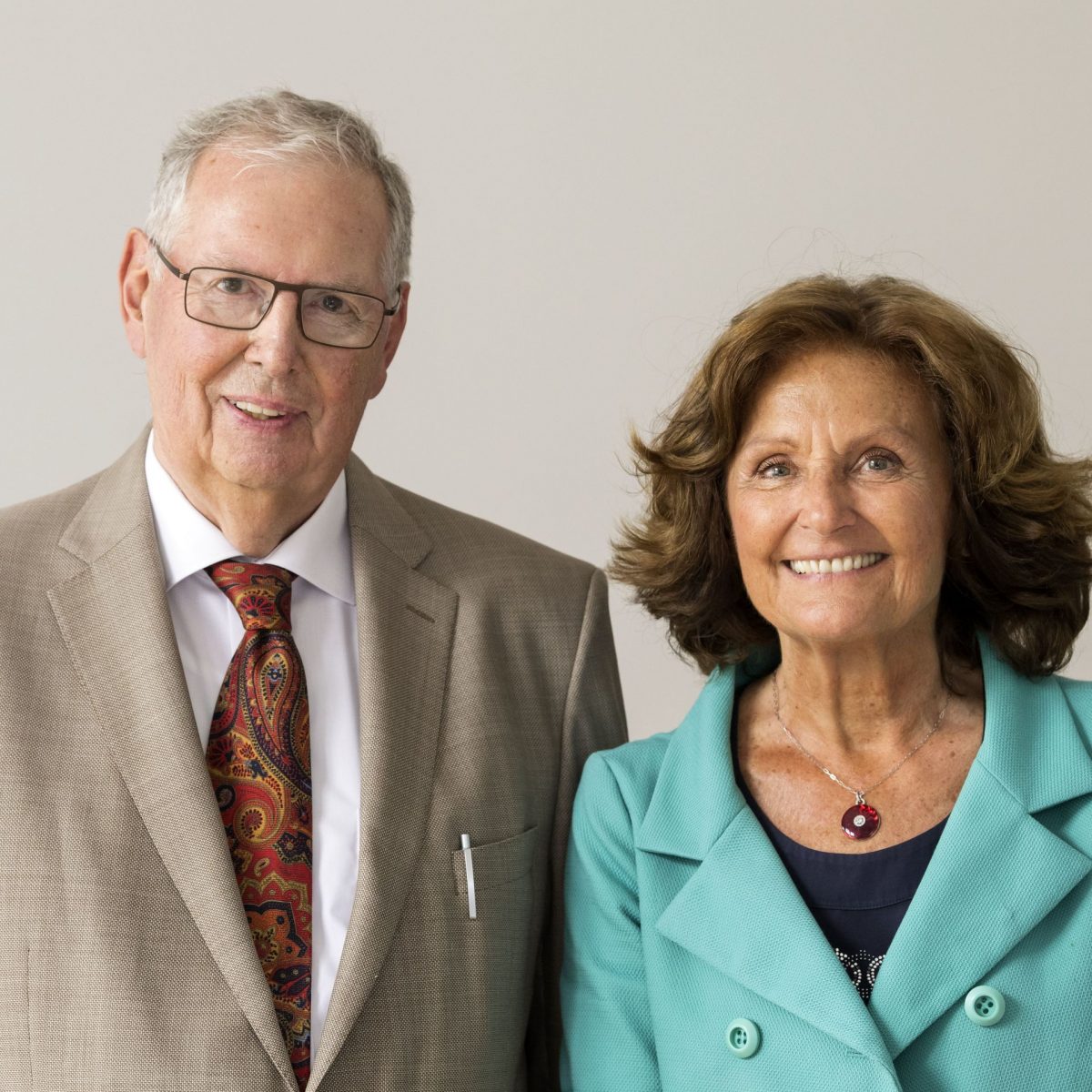 Portrait of TUM Emeriti of Excellence Joachim Heinzl and Angelika Görg .