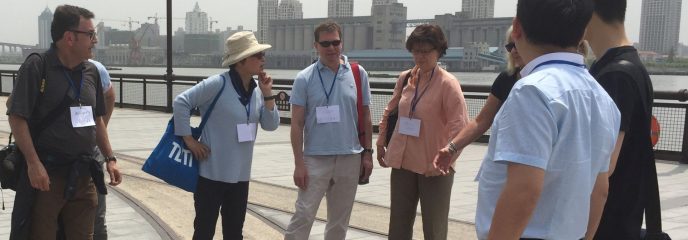 Dr. Ying Zhang als Stadtführerin entlang des Ufers des Huangpu, einer der großen Wasserverkehrsadern Shanghais.