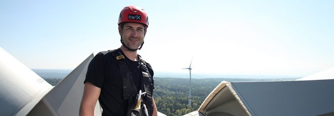 Dr. Lars Hoffmann kommt mit seinem Unternehmen fos4X hoch hinaus: Hier ist er auf einer Windkraftanlage in 150 Meter Höhe zu sehen. Die Produkte seiner Firma optimieren den Betrieb von Windenergieanlagen deutlich (Bild: fos4X).