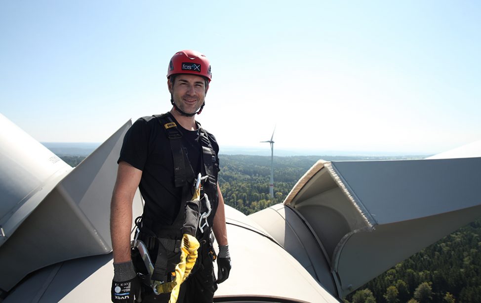 Dr. Lars Hoffmann kommt mit seinem Unternehmen fos4X hoch hinaus: Hier ist er auf einer Windkraftanlage in 150 Meter Höhe zu sehen. Die Produkte seiner Firma optimieren den Betrieb von Windenergieanlagen deutlich (Bild: fos4X).