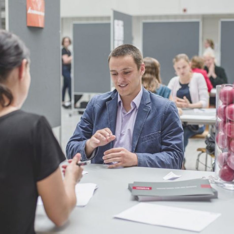 TUM Student bei Unternehmens Speed Dating am Career Day 2019