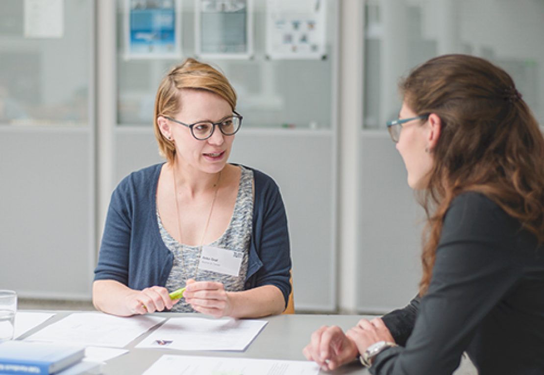 Karriereberaterin im Gespräch mit einer TUM Studentin im Rahmen der TUM Career Days am Campus Garching.