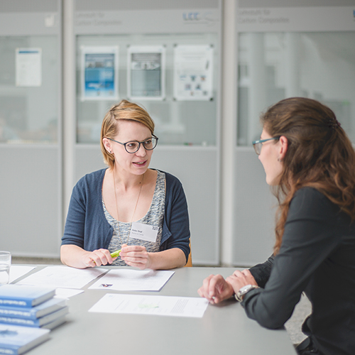 Karriereberaterin im Gespräch mit einer TUM Studentin im Rahmen der TUM Career Days am Campus Garching.