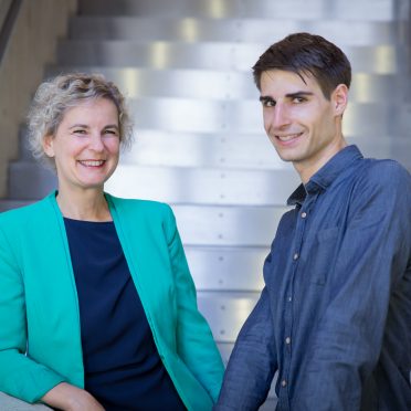 Porträtaufnahme der Mentorin und des Mentee.