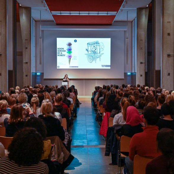 Women of TUM Talks 2019 - "Codes, Big Data und KI - Gruesse aus der digitalisierten Welt"; Drei Frauen der Technischen Universitaet Muenchen (TUM) geben Einblicke in ihre Arbeitswelten und Karrieren, die ohne Siftware, daten und kuenstliche Intelligenz nicht moeglich waere; im Bild:v.l.n.r.: Prof. Dr. Anonia Wachter-Zeh, Rudolf Moessbuaer Tenure Track Assistant Professor for Coding for Communications and Data Storage at TUM; Alona Kharchenko, Teamleiterin im Forschungsprojekt 'Roboy'; Laura-Luisa Veljonka, Alumna Mathematik und Senior Data Scientist bei Telefonica Deutschland