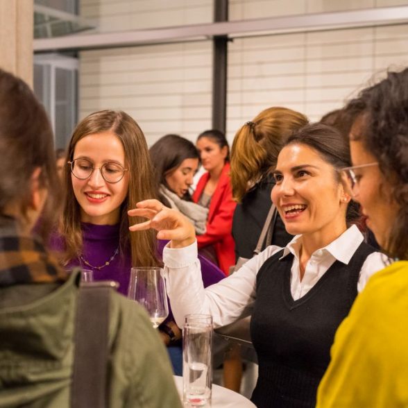 Women of TUM Talks 2019 - "Codes, Big Data und KI - Gruesse aus der digitalisierten Welt"; Drei Frauen der Technischen Universitaet Muenchen (TUM) geben Einblicke in ihre Arbeitswelten und Karrieren, die ohne Siftware, daten und kuenstliche Intelligenz nicht moeglich waere; im Bild:v.l.n.r.: Prof. Dr. Anonia Wachter-Zeh, Rudolf Moessbuaer Tenure Track Assistant Professor for Coding for Communications and Data Storage at TUM; Alona Kharchenko, Teamleiterin im Forschungsprojekt 'Roboy'; Laura-Luisa Veljonka, Alumna Mathematik und Senior Data Scientist bei Telefonica Deutschland