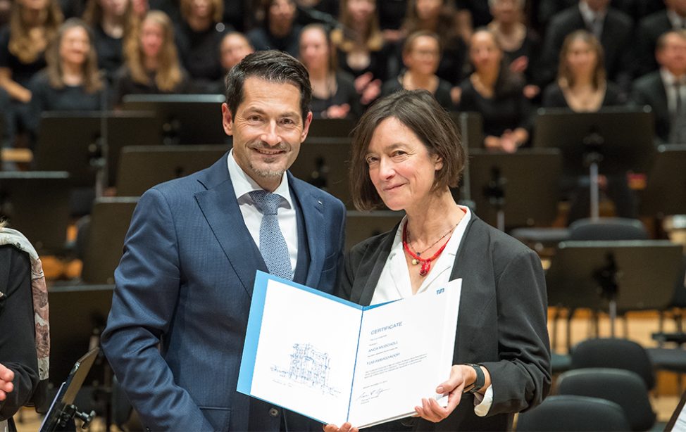Im Dezember 2019 wurde Prof. Dr. Anca Muscholl von TUM-Präsident Thomas F. Hofmann mit dem Ehrentitel „TUM Ambassador“ ausgezeichnet