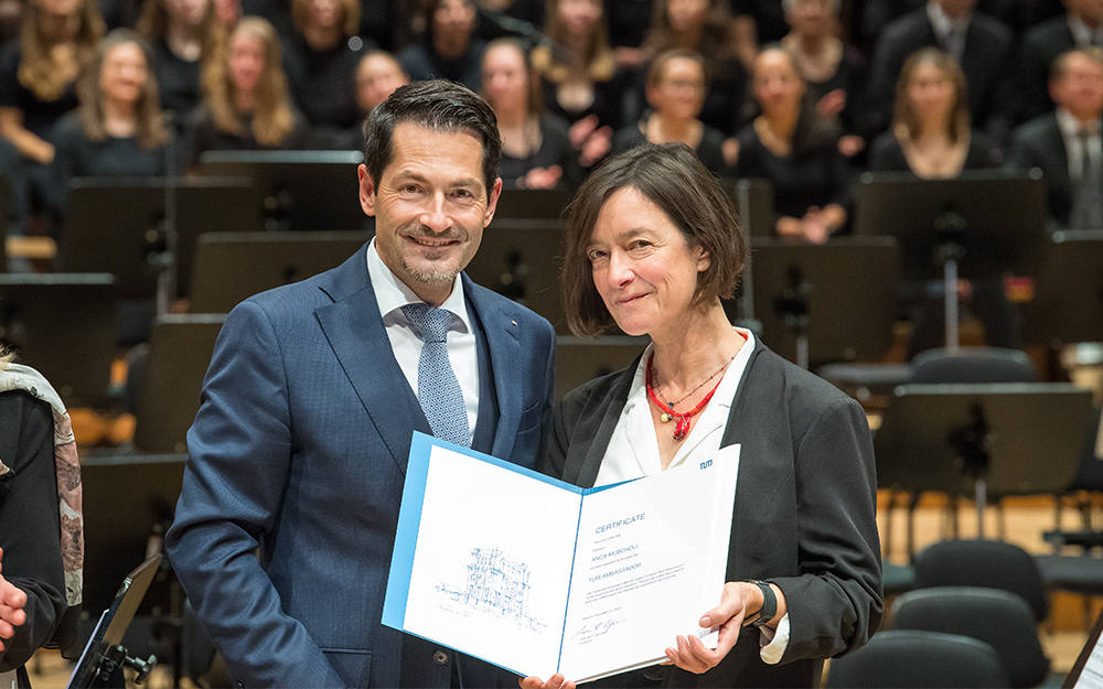 Im Dezember 2019 wurde Prof. Dr. Anca Muscholl von TUM-Präsident Thomas F. Hofmann mit dem Ehrentitel „TUM Ambassador“ ausgezeichnet