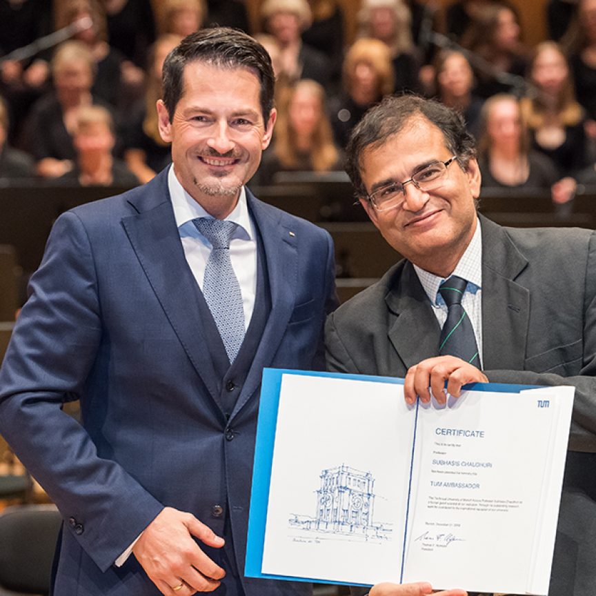 Prof. Dr. Subhasis Chaudhuri bei der Auszeichnung als TUM Ambassador mit TUM Präsident Thomas F. Hofmann im Dezember 2019