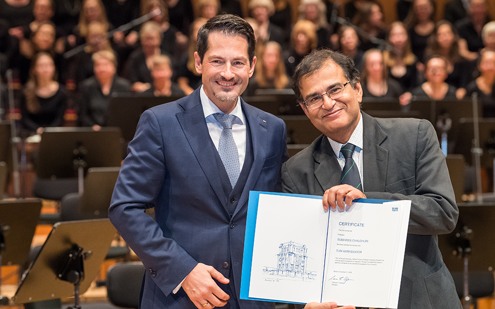 Prof. Dr. Subhasis Chaudhuri bei der Auszeichnung als TUM Ambassador mit TUM Präsident Thomas F. Hofmann im Dezember 2019