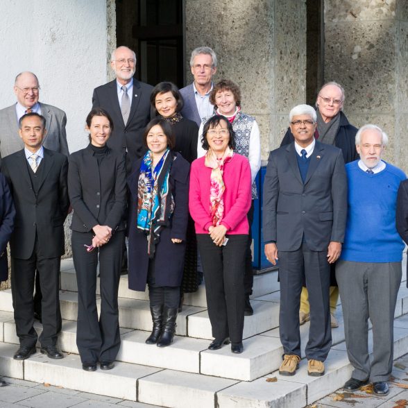 TUM Ambassadors 2013 Von links nach rechts: Oben, Prof. Armen Der Kiureghian, Prof. Henk van Beijeren. In der Mitte, Prof. Charles Casey, TUM Vizepräsidentin Liqiu Meng,Prof. Rosemarie Renaut. Unten: Prof. Pierre Braunstein, Prof. Weidong Qu, Prof. Anna Fontcuberta i Morral, Prof. Wenquan Che, Prof. Ping Liu, Prof. Sivaji Chakravorti, Prof. Patrick Dewilde, Prof. Zohar Yosibash