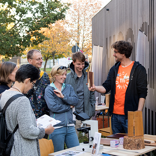 Personen bei einer Präsentation des Lehrstuhls am Campus Weihenstephan.