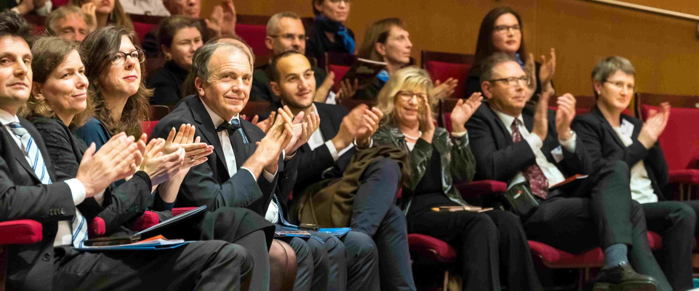 TUM Ambassadors und Publikum beim Adventskonzert Vivat TUM 2018 in der Münchner Philharmonie