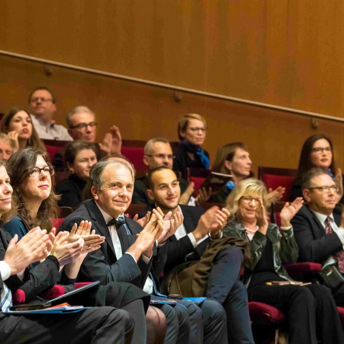 TUM Ambassadors und Publikum beim Adventskonzert Vivat TUM 2018 in der Münchner Philharmonie