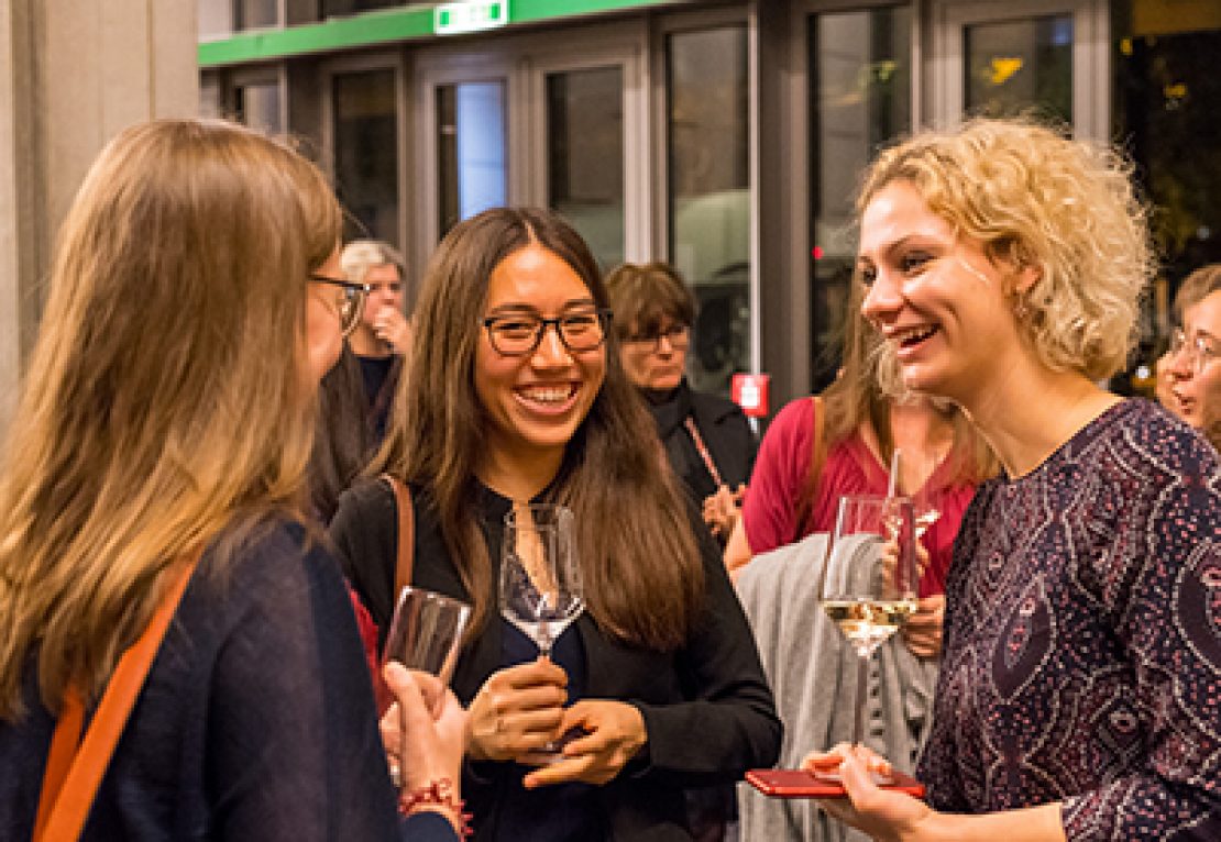 Women of TUM im Gespräch miteinander.