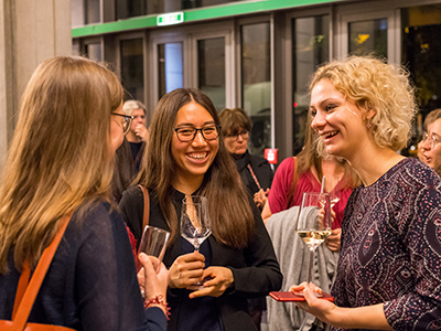 Drei Frauen im Gespräch miteinander.