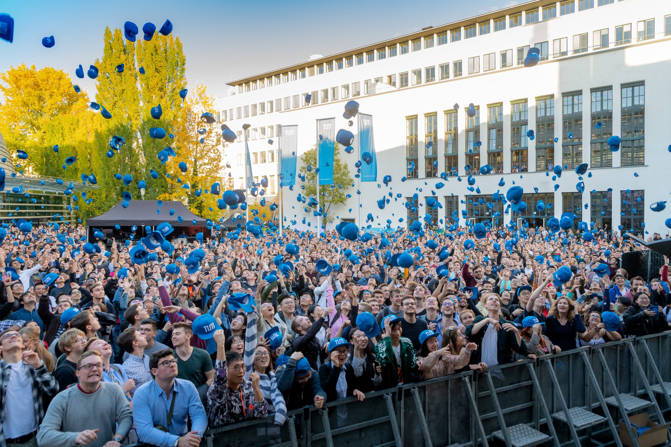 Freshmen in the inner courtyard of the TUM at the matriculation ceremony.