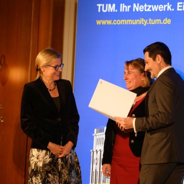 TUM Silber Jubilaren bei der Überreichung der Ehrenurkunde durch den Präsidenten.