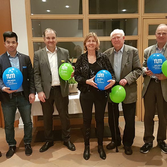 Seven TUM Alumni met up at the Dine Around the Worldevening in Bad Vilbel near Frankfurt.