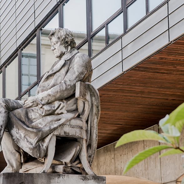 Denkmal Georg Simon Ohm am Nordcampus der TU München