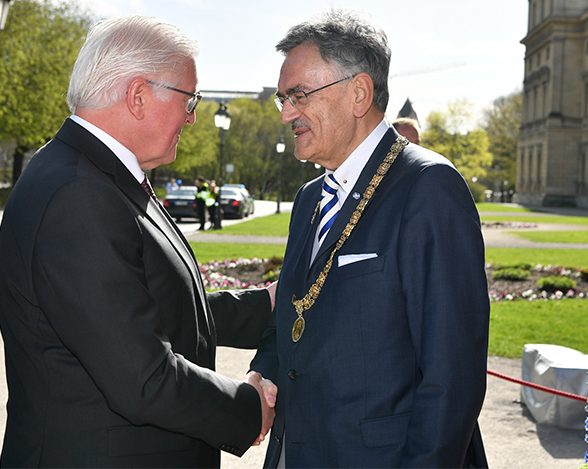 TUM-Präsident Wolfgang A. Herrmann begrüßt Bundespräsident Frank-Walter Steinmeier vor der Residenz im München zum Festakt der TUM.