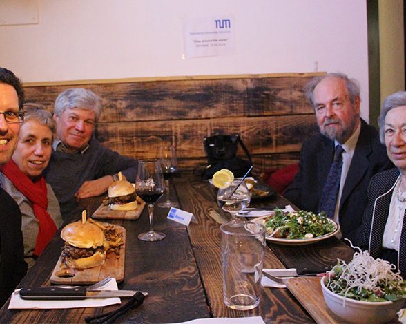 TUM Alumni Kaspar Schattke, Gabrielle und Viktor Zacek sowie Ernst Münter mit seiner Frau Yolaine Münter (von links nach rechts).