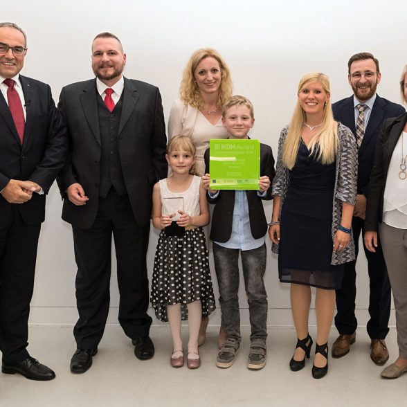 The Duschl family with employees and TUM Chancellor Albert Berger.