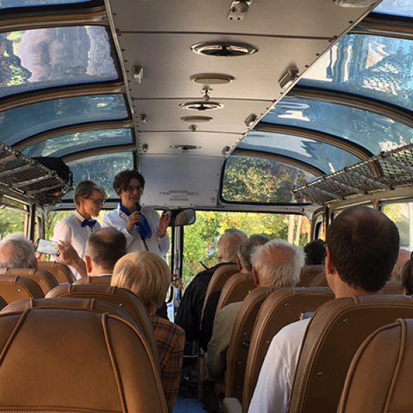 Zwei Mitarbeiterinnen der TUM führten die Busführung im blauen Oldtimer-Bus durch