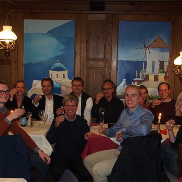 TUM Alumnus Dr. Peter Großhauser and a group of TUM Alumni together toast the 150th anniversary of TUM.