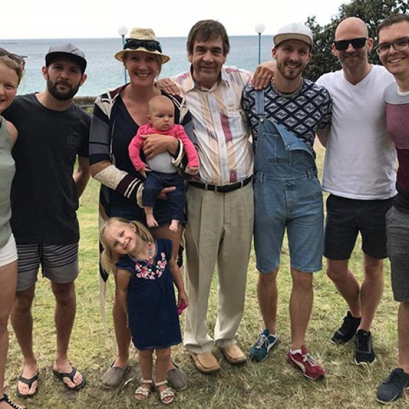 Alumni feiern mit Familien am Coogee Beach bei Sydney