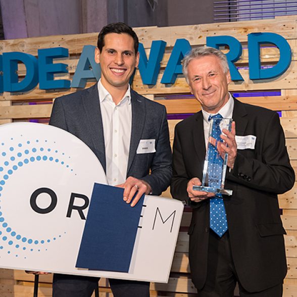 TUM alumni Pedro Gomez (left) from ORBEM receives the IdeAward from Herbert Langstein, CEO of the Zeidler Research Foundation.