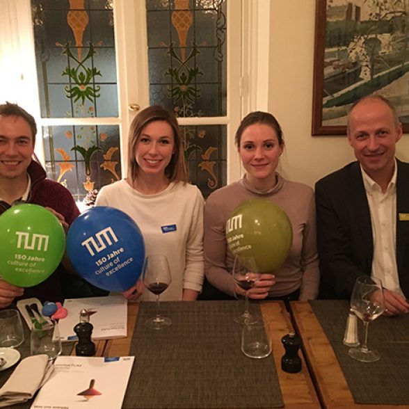 TUM Alumnus Dr. Christoph Heinemann with other former TUM students at the DATW meet-up in Paris.