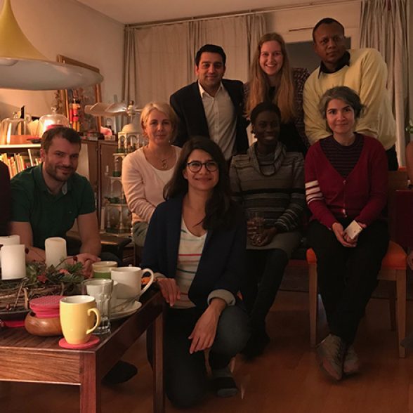 TUM Alumna Katrin Kredel mit Mentees beim International Christmas Evening