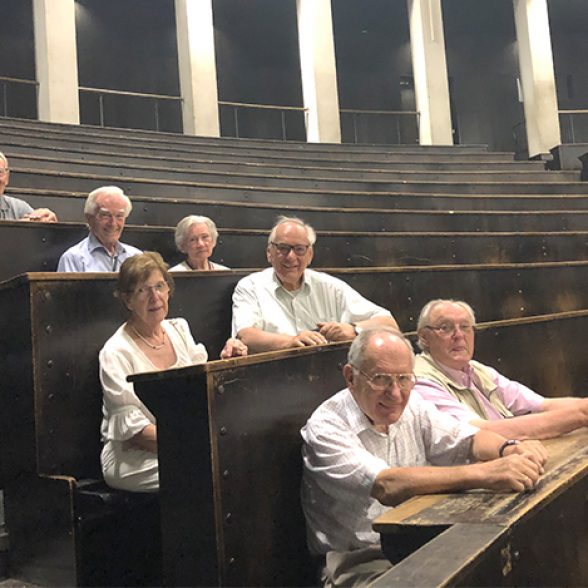 Former students in the lecture hall at TUM