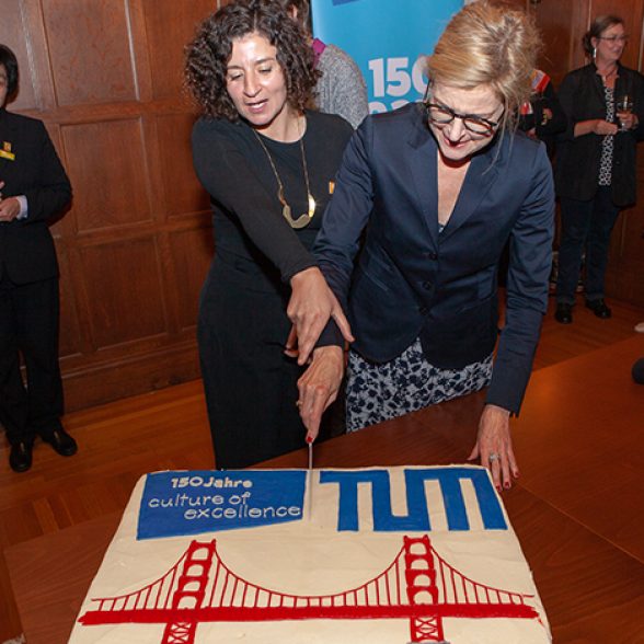 Dolores Volkert mit Vizepräsidentin Juliane Winkelmann mit TUM Torte.